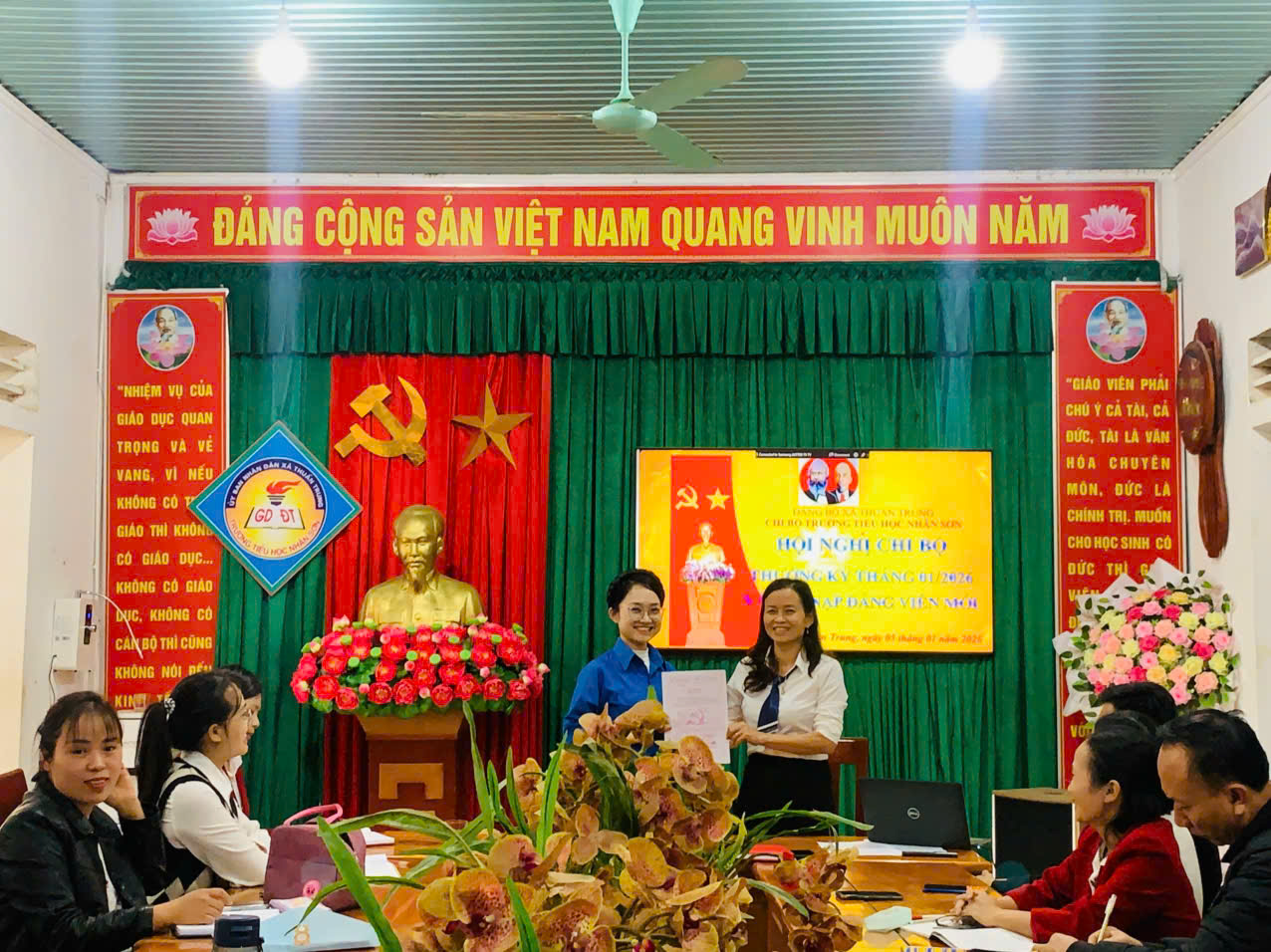 ánh kết nạp đảng viên mới