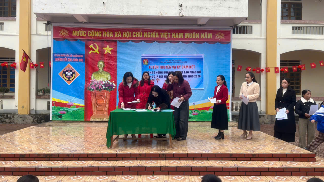 Giáo viên nhà trường ký cam kết