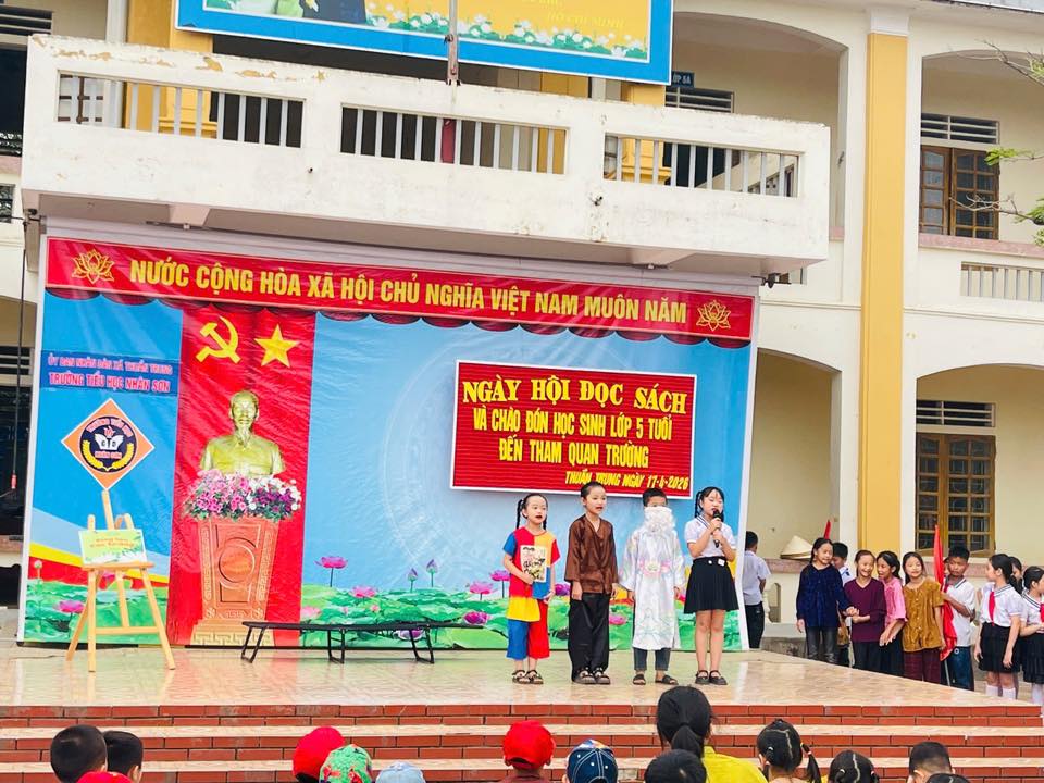 Khối 2 kể chuyện qua sách 'Bông hoa cúc trắng'